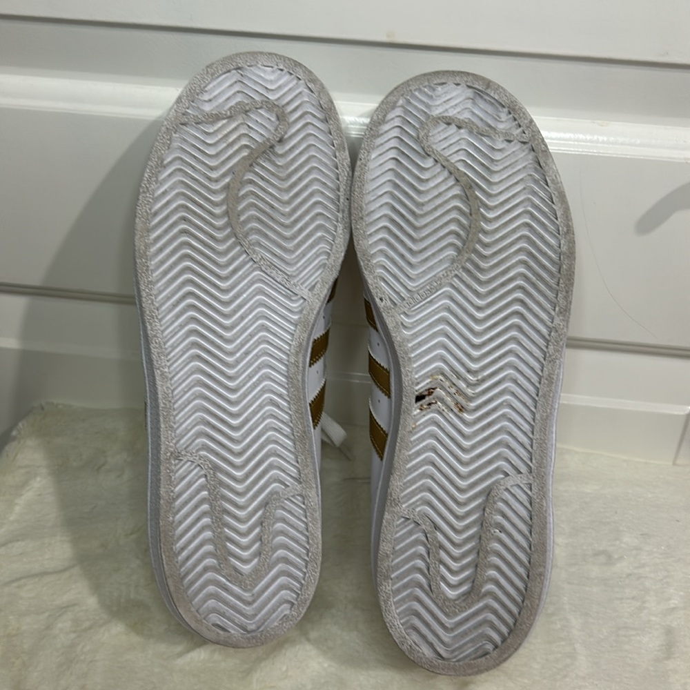 adidas Women’s Superstar Sneaker Gold Metallic - Picture 5 of 14
